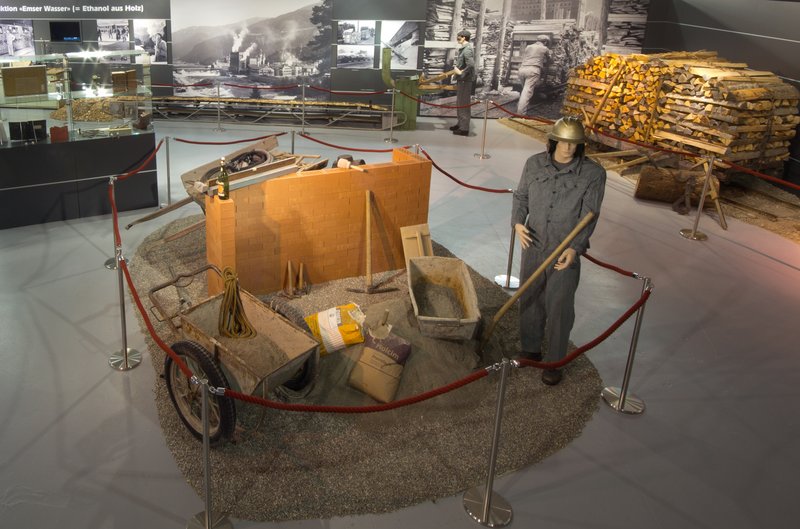 Ausstellung "Die unglaubliche Geschichte der EMS-CHEMIE" bis Ende 2013 verlängert