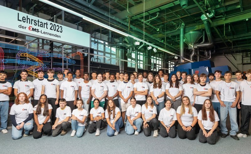 "Auf in die farbenfrohe Zukunft!" – 47 Lernende starten mit EMS-CHEMIE in die Berufswelt