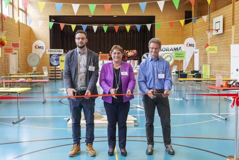 EMS-CHEMIE bringt das Science Center in die Täler – Eröffnung des "EMSORAMA Mobil" in Bergün