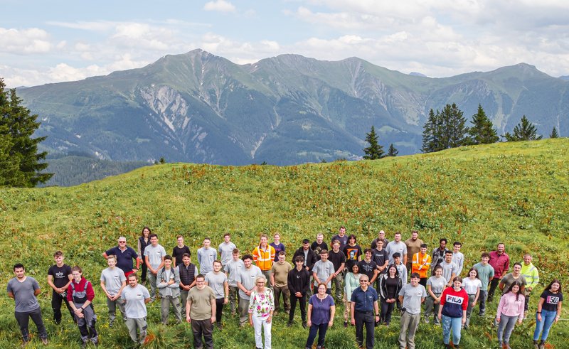 EMS-Lernende pflegen Weiden, Wälder und Wanderwege für die Alpen Bonaduz und Rhäzüns