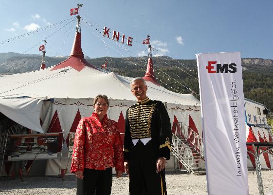 EMS-Mitarbeiter feiern mit Familie im Zirkuszelt