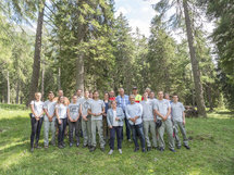 EMS-Lernende mit Pickel und Schaufel im Val Surses